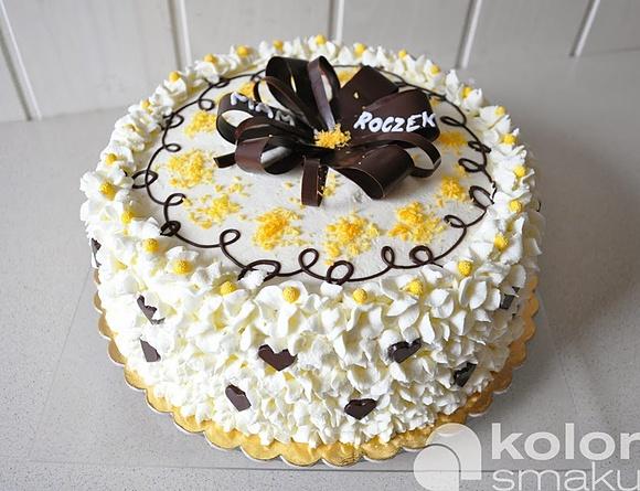 Czekoladowy tort z dekoracją kwiatową i biszkoptami