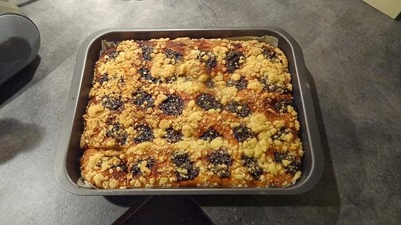 Ciasto drożdżowe z powidłami i kruszonką