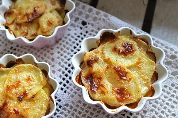 Gratin Dauphinois – zapiekanka z ziemniaków w kremowym sosie śmietanowym