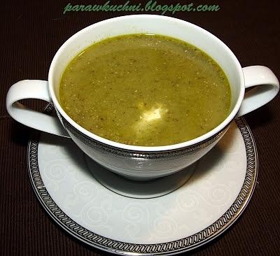 Zupa z zielonego groszku z pesto z czosnku niedźwiedziego