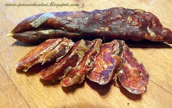 Hiszpańskie chorizo domowa kiełbasa suszona wędzona papryka