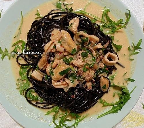 Czarne spaghetti z owocami morza