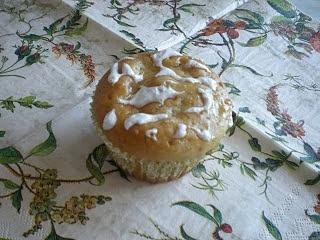 Jogurtowe muffiny z bananem, czekoladą i cynamonowym lukrem
