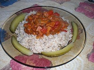 Gulasz wołowy z pieczarkami papryką i pomidorem