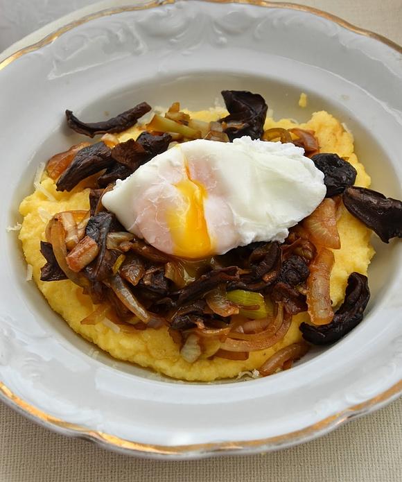 Polenta z karmelizowanymi porami, grzybami i jajkiem w koszulce
