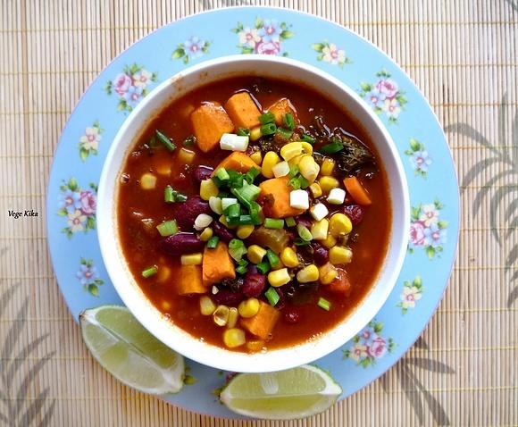 Chili sin carne z jarmużem i słodkim ziemniakiem
