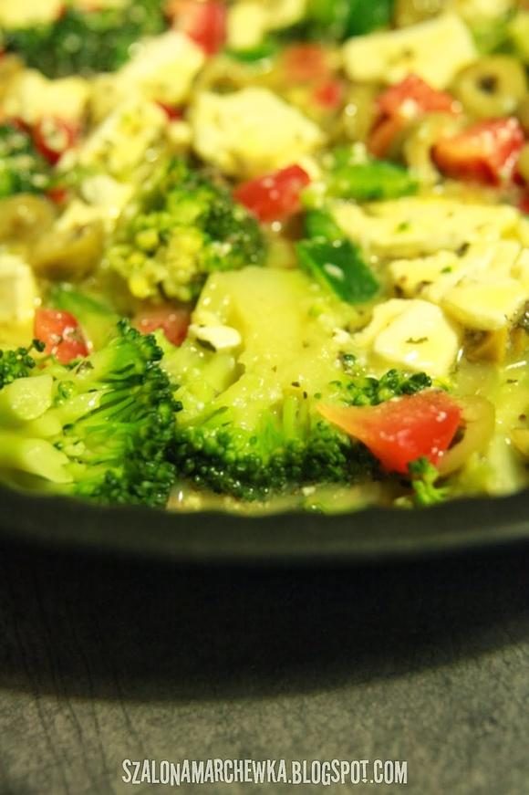 Frittata z brokułem oliwkami i serem feta