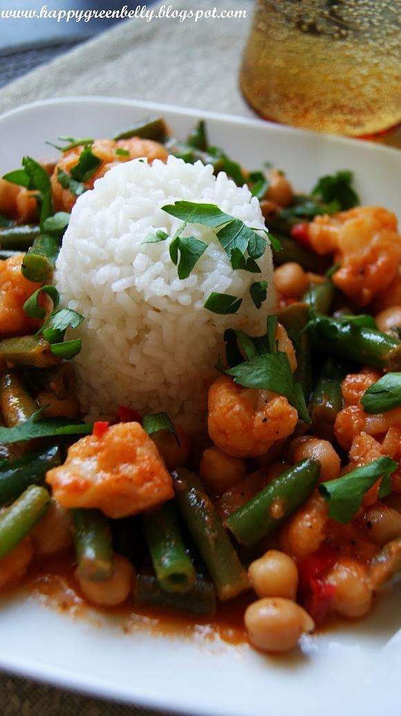 Warzywne curry z ciecierzycą, fasolką i kalafiorem