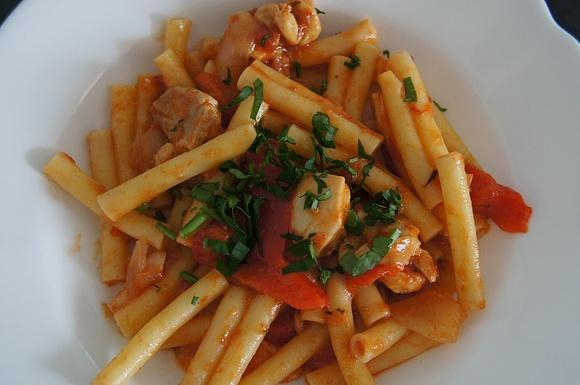 Makaron z kurczakiem w sosie paprykowo-pomidorowym