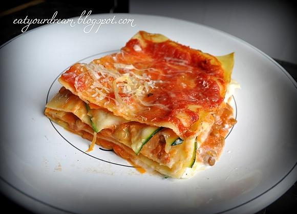 Lasagne z pomidorami, soczewicą i cukinią