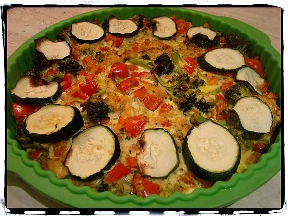 Dietetyczna fritatta z łososiem wędzonym