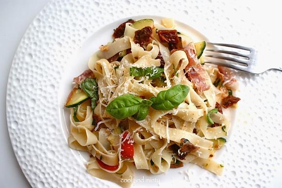 Tagliatelle z cukinią, suszonymi pomidorami i szynką parmeńską