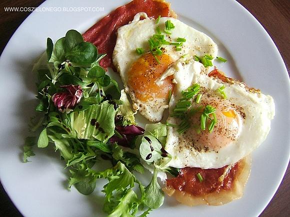 Jajka na szynce prosciutto - weekendowe śniadanie