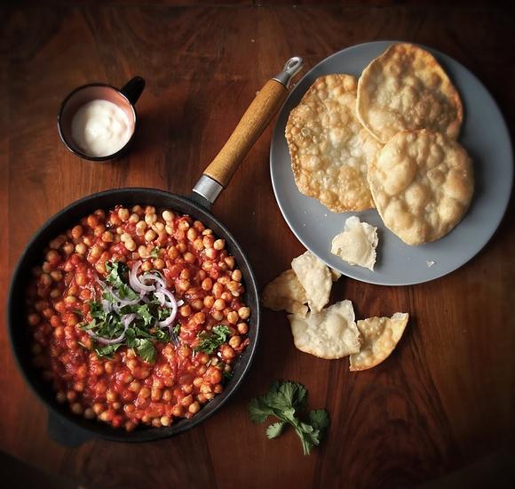 Chole bhature wegetariańskie curry z ciecierzycy i indyjskim chlebkiem