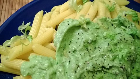 Penne w sosie z awokado i kolendry