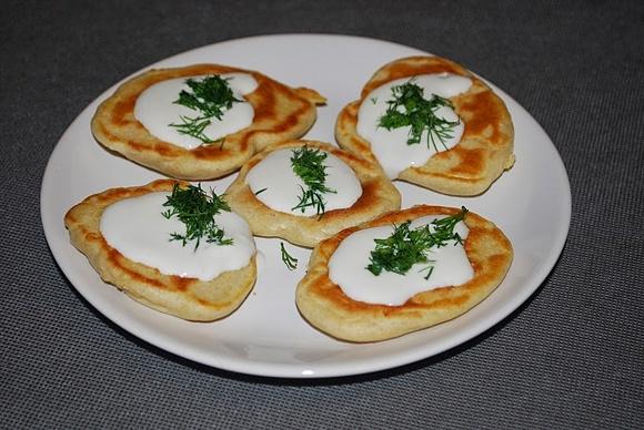 Bliny z kwaśną śmietaną i koperkiem