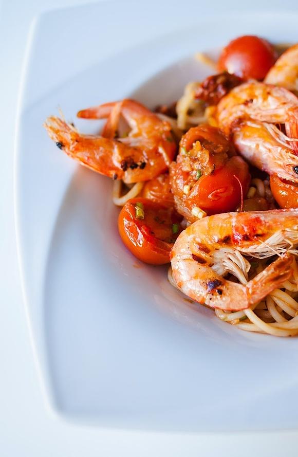 Spaghetti w sosie pomidorowym z krewetkami