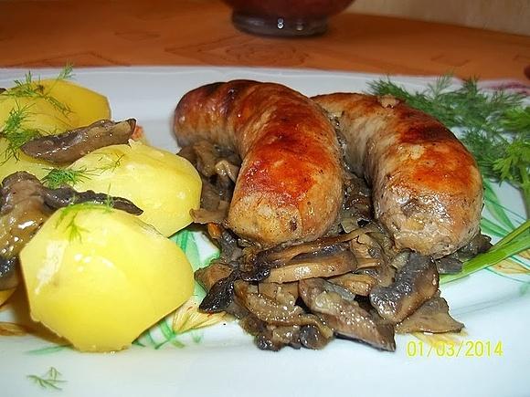 Kiełbasa biała z pieczarkami - prosty przepis na obiad