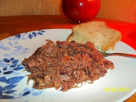 Bigos z czerwonej kapusty i kiełbasą