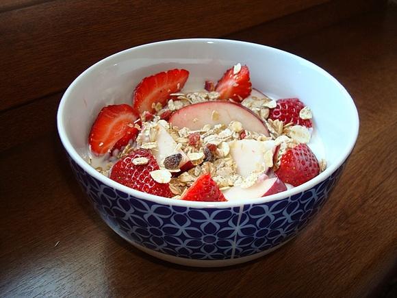 Jogurt naturalny z musli, jabłkiem i truskawkami