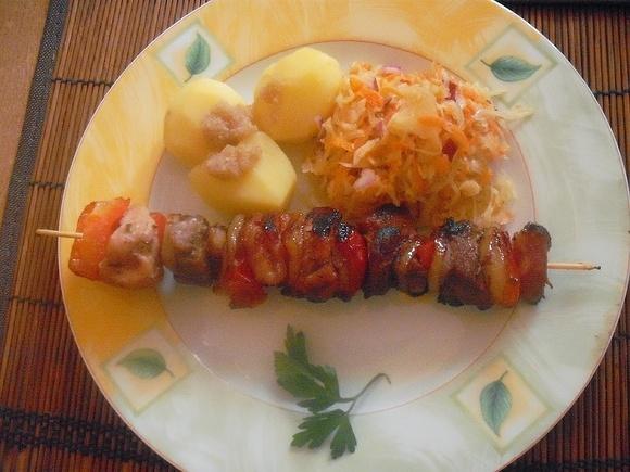 Szaszłyki z kurczakiem, papryką i boczkiem