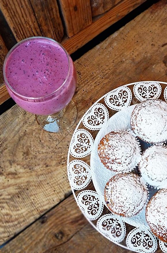 Muffinki waniliowe z jagodami i koktajl z owoców leśnych