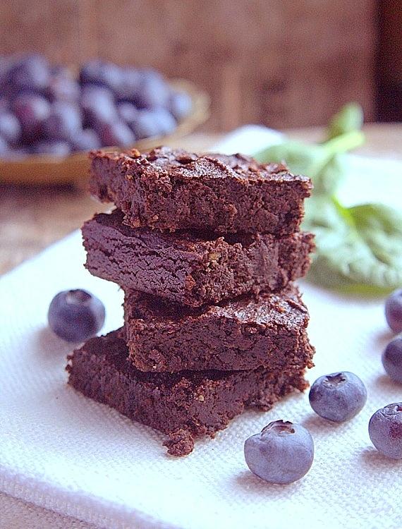 Brownies z jagodami i szpinakiem