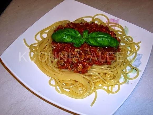 Spaghetti z sosem pomidorowym i małżami