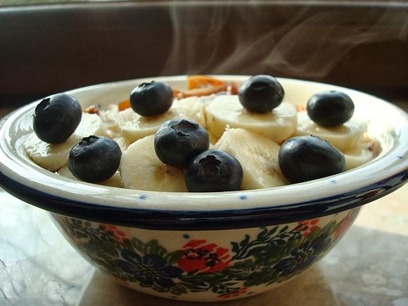 Bananowa owsianka z serkiem wiejskim i borówkami