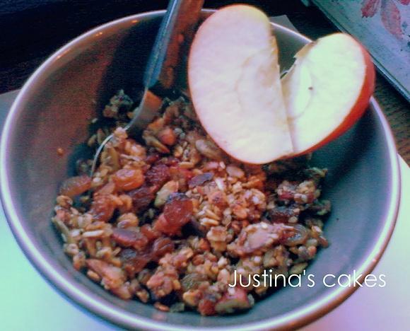 Domowa granola muesli z orzechami, owocami i bakaliami