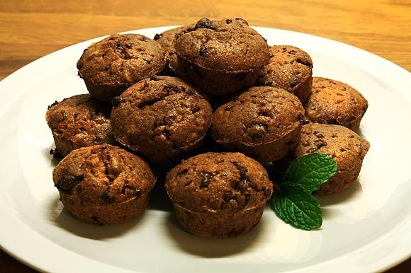 Babeczki czekoladowe i orzechowe - szybki przepis na mini muffinki
