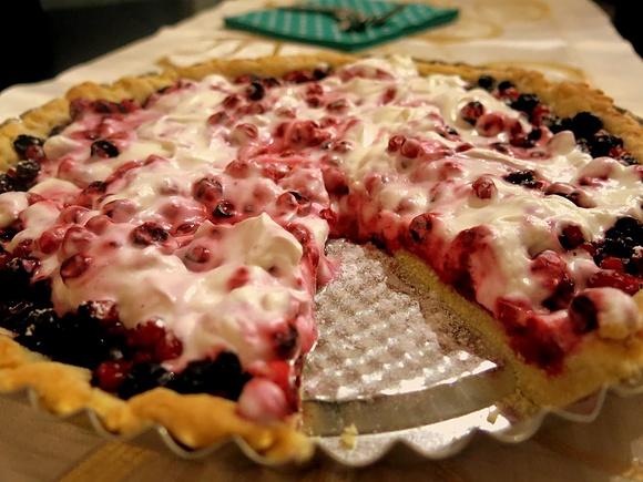 Tarta owocowa z bitą śmietaną na cieście chmurce