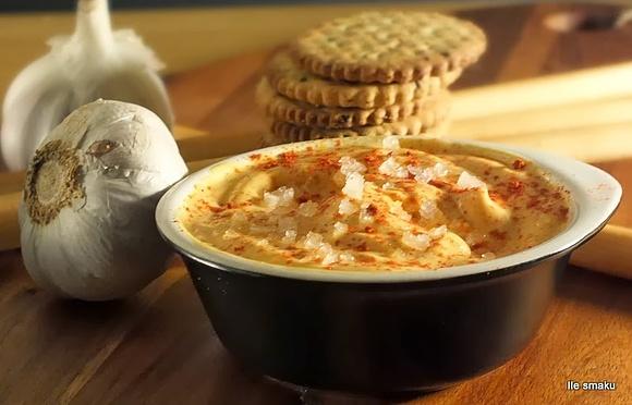 Hummus z cieciorki z sokiem z cytryny i sezamem