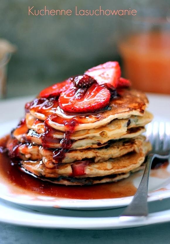 Jogurtowe pancakes z jagodami i syropem