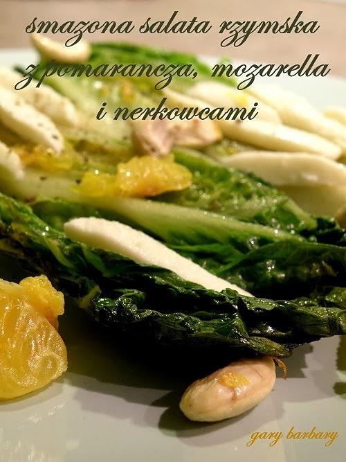 Smażona sałata rzymska z pomarańczą i orzechami, wersje