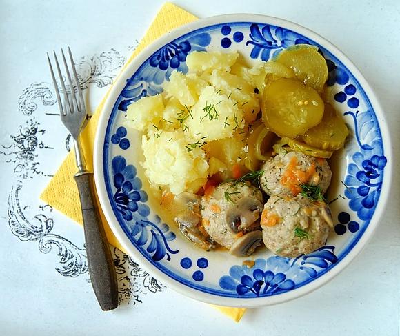 Klopsiki w pieczarkowo-koperkowym sosie
