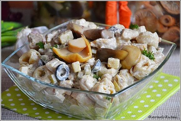 Sałatka z grzybowymi tortellini, kurczakiem curry i marynowanymi grzybami