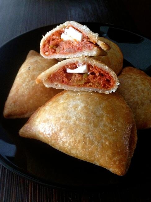 Pieczone pierogi z suszonymi pomidorami szpinakiem i fetą