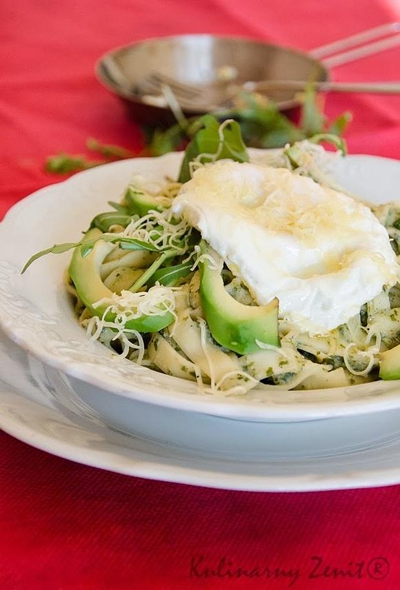Pappardelle w sosie z rukoli z sadzonym jajkiem i awokado