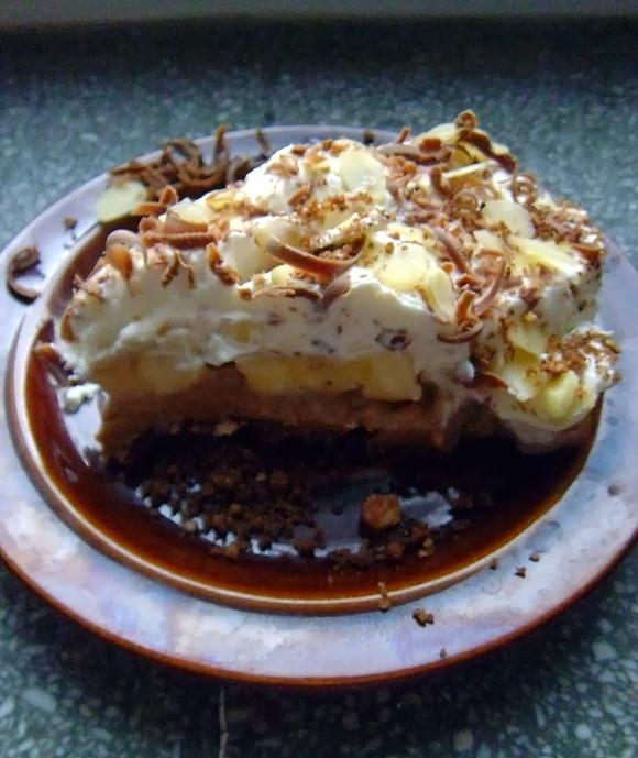 Banoffee pie - deser z bananów, toffi i śmietany z herbatnikami
