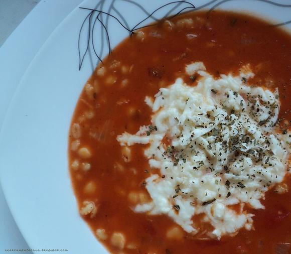 Zupa z ciecierzycą pęczakiem i mozzarellą