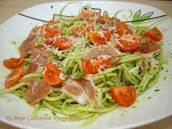 Spaghetti z pesto z rukoli i szynką prosciutto
