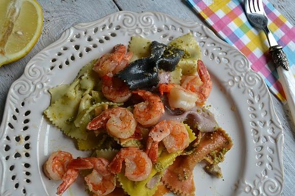 Kolorowe farfalle z pesto i krewetkami