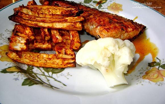 Pomarańczowo-paprykowy łosoś z frytkami z selera