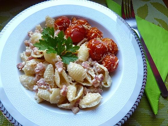 Makaron alla carbonara z boczkiem i pomidorkami