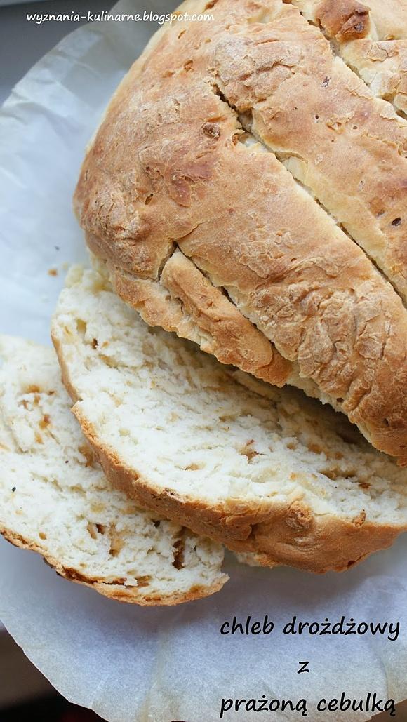 Drożdżowy chlebek z prażoną cebulą