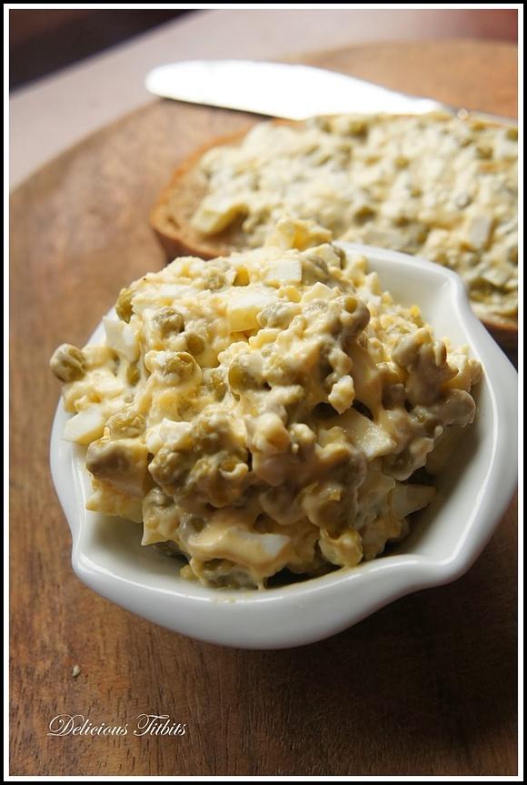 Pasta z młodego groszku z jajkiem i żółtym serem