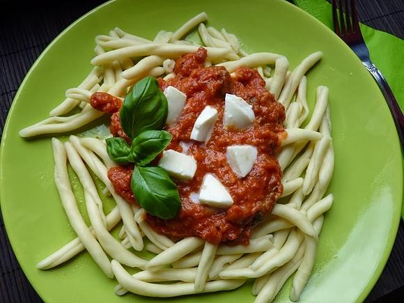 Makaron z pomidorami i mozzarellą