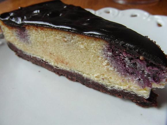 Sernik z fioletowymi kropami i mascarpone