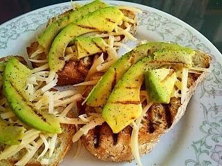 Grillowane awokado na tostach
